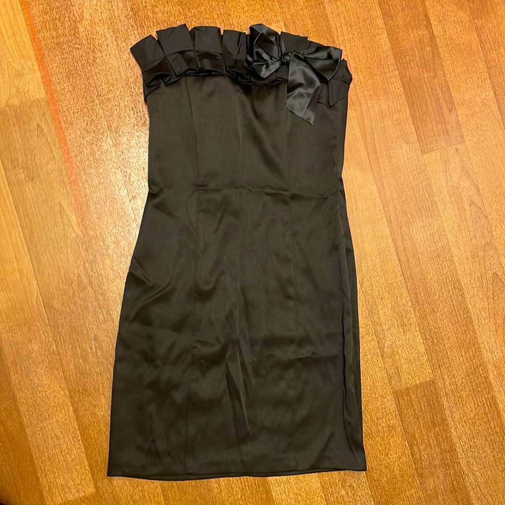 Super cute corset style satin dress with ruffled top and bow size 9/10 NWT